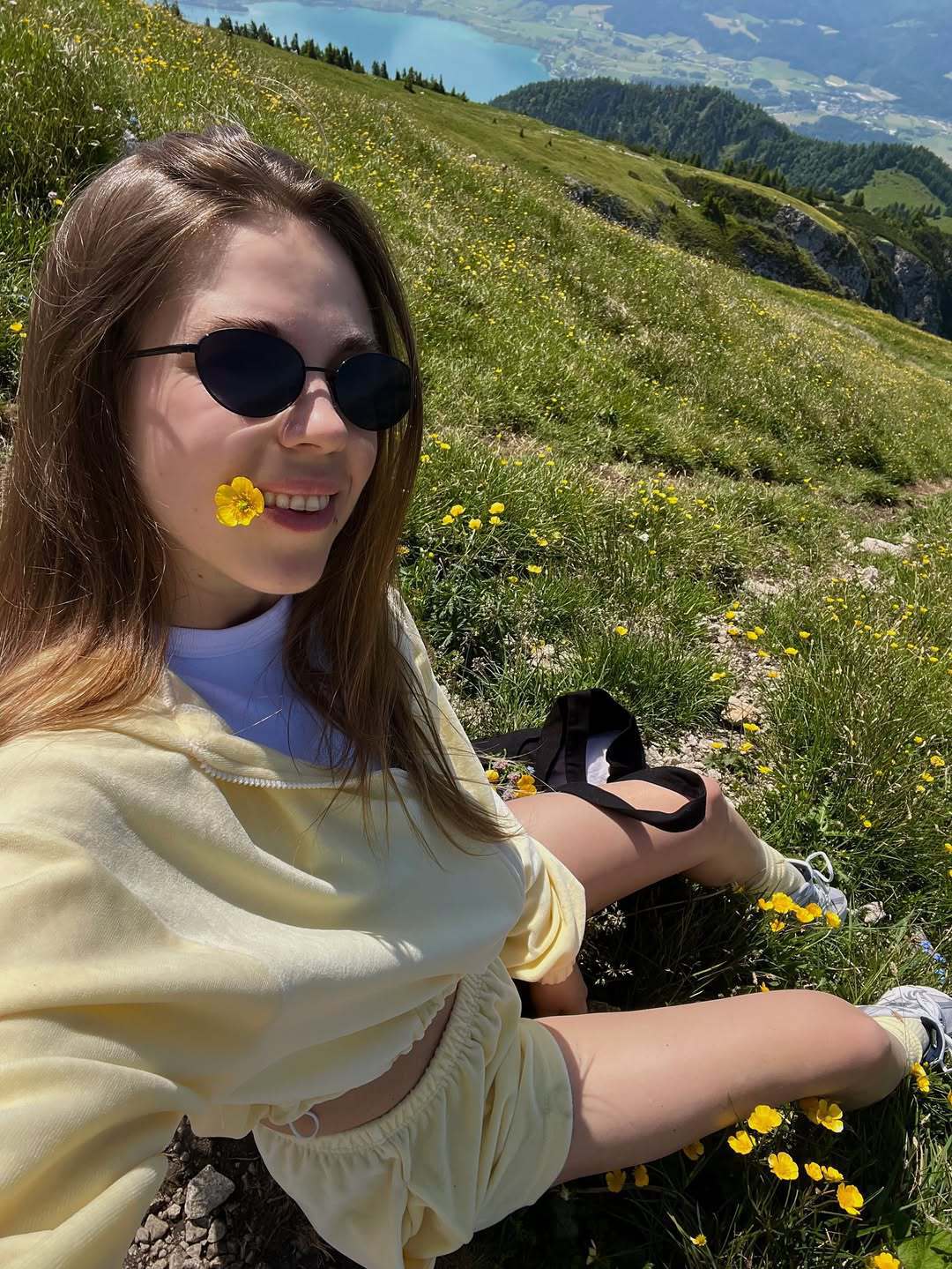Kvinders komfortable træningsdragt med cropped top og højtaljede shorts Skovae