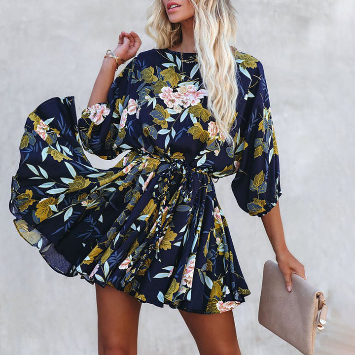 Dame blomstret kort kjole med taljebælte og vide ærmer Stilla