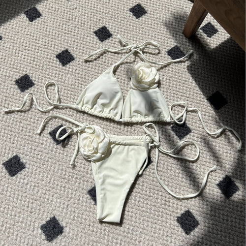 Damebikini med romantiske blomsterapplikationer Stilla