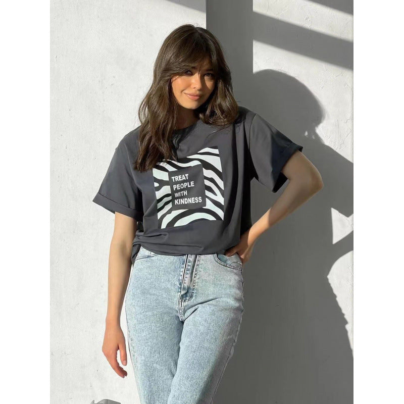 Dame T-shirt med inspirerende zebra-print og positivt slogan Stilla