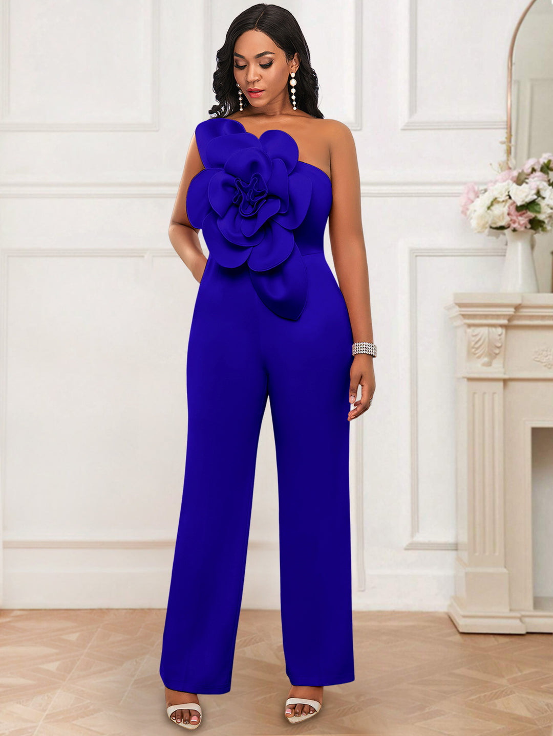 Dame elegant overall med stort blomsteraccent Skovae