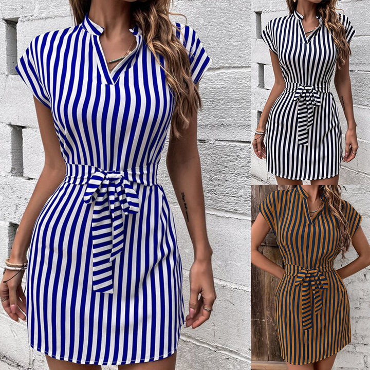 Dame kortærmet skjortekjole med bindebælte og elegant stribemønster Stilla