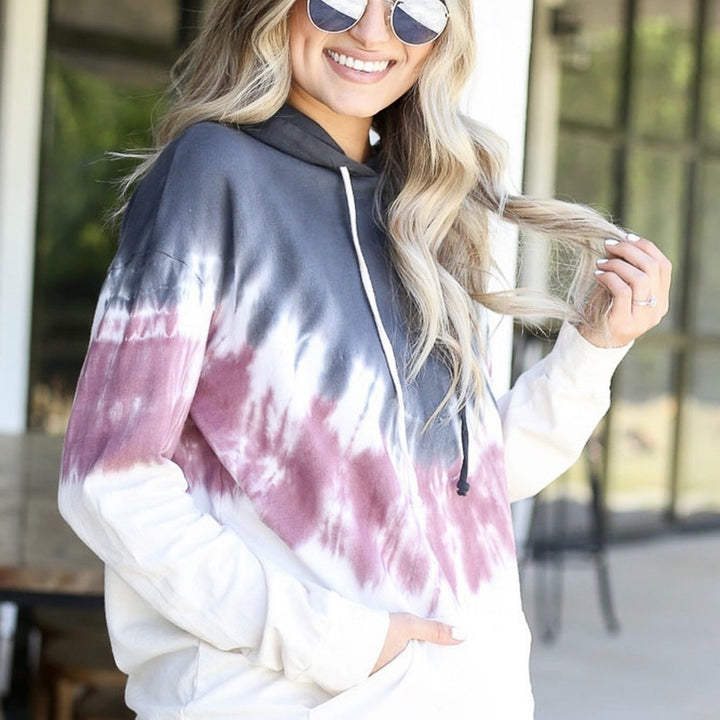 Dame hoodie i trendy batikdesign med kengurulomme og komfortabel pasform Stilla