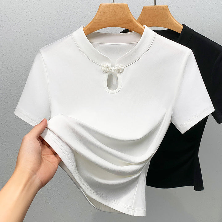Dame kortærmet bluse med elegant rund halsudskæring og floralt knapdetalje Stilla