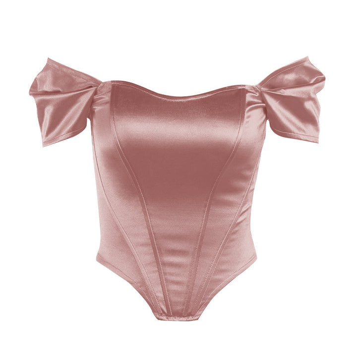 Dame elegant top med off-shoulder detaljer og volanger Stilla