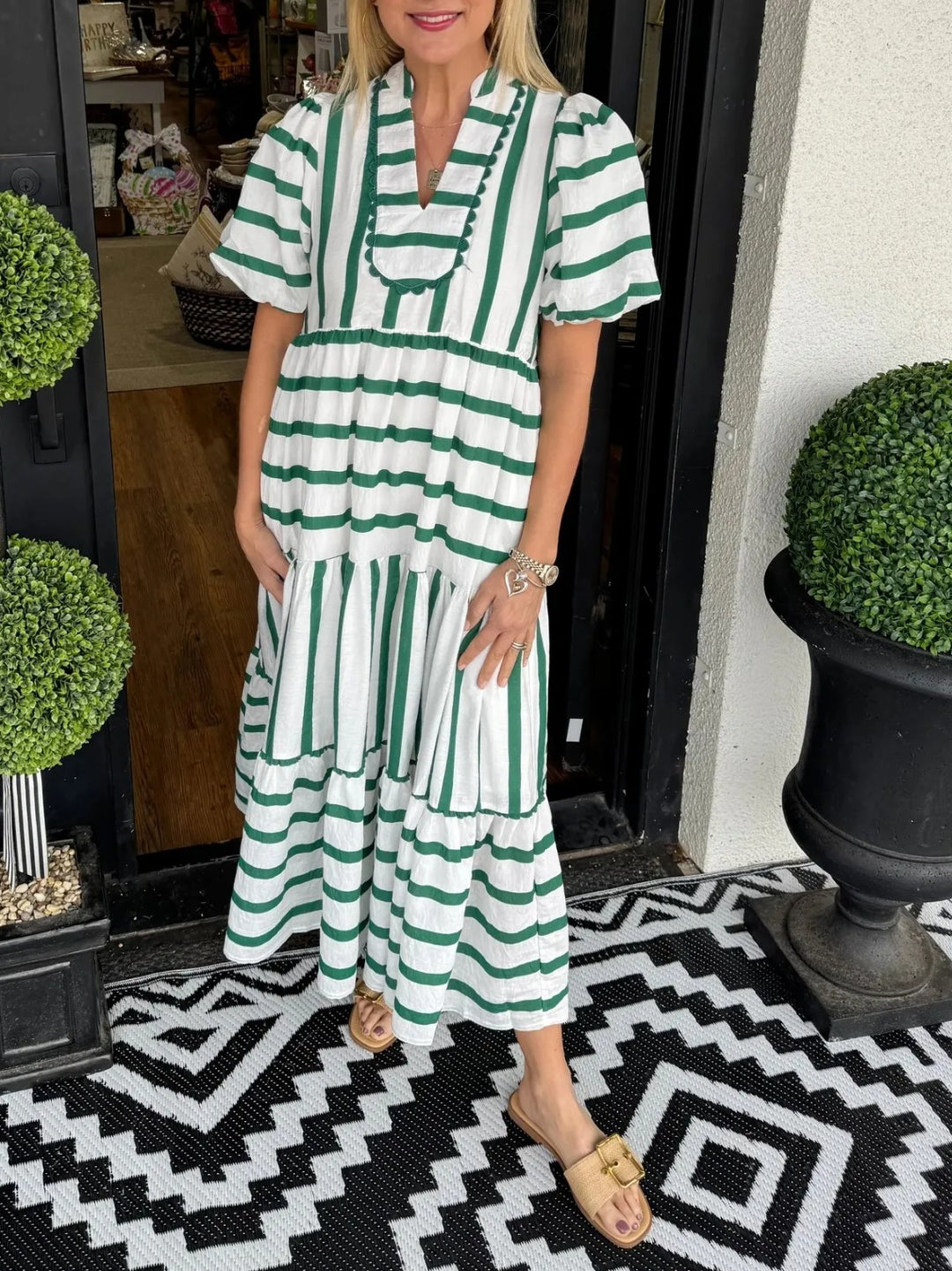 Dame maxikjole med stribet design og elegant flæse Stilla