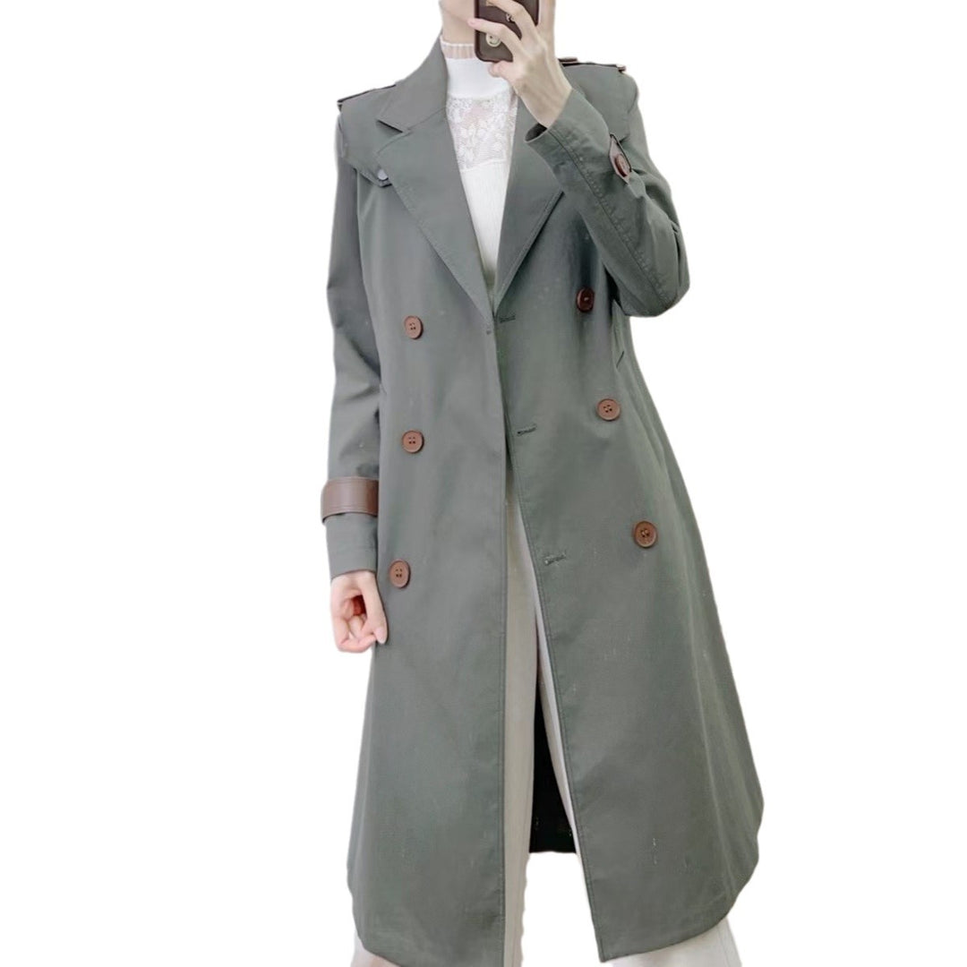 Dame trenchcoat med dobbelte knaplukninger og detaljearbejde Stilla