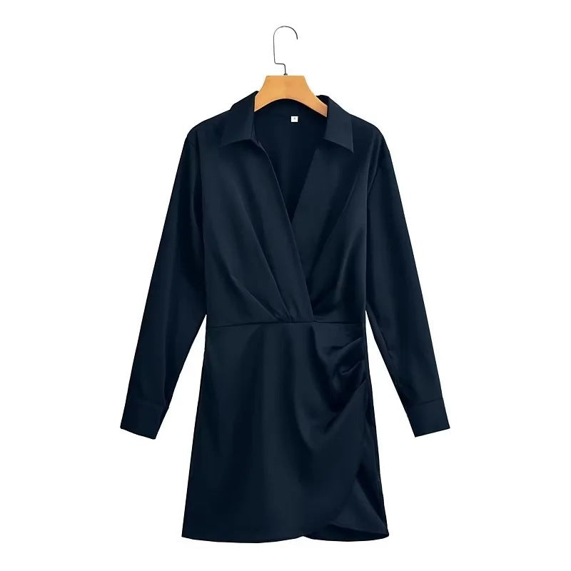 Dame indpakningsbluse med elegant knapliste og flæsedetaljer Stilla