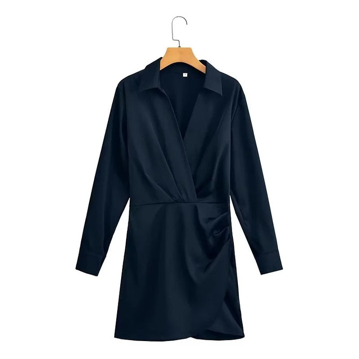 Dame indpakningsbluse med elegant knapliste og flæsedetaljer Stilla