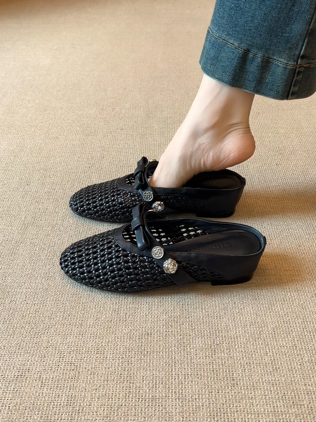 Femme Mesh Slip-On Mules med dekorativ sløjfe- og knapdetalje Stilla