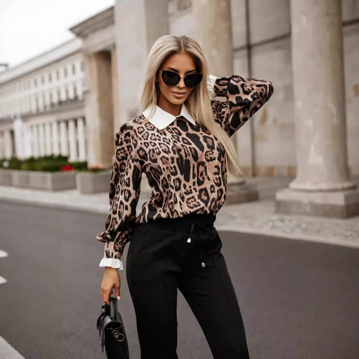 Dame modebluse med leopardmønster og elegante detaljer Stilla
