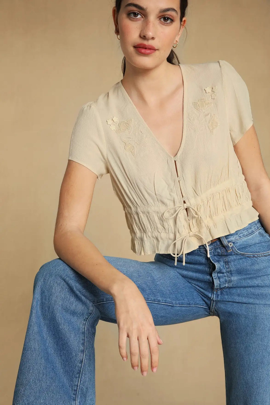 Damebluse med dekorativ snor og fine broderier Stilla