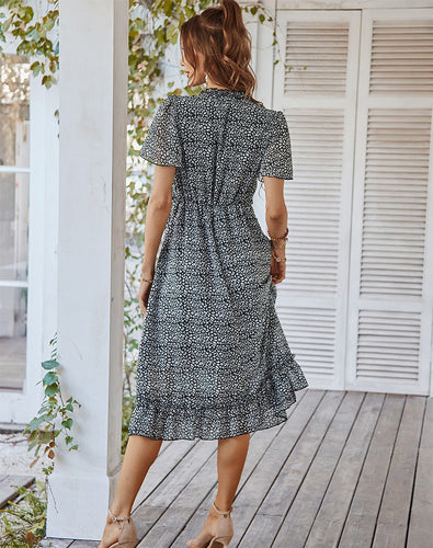 Stilla | V-hals Korte Ærmer Trykt Chiffon Midi Kjole