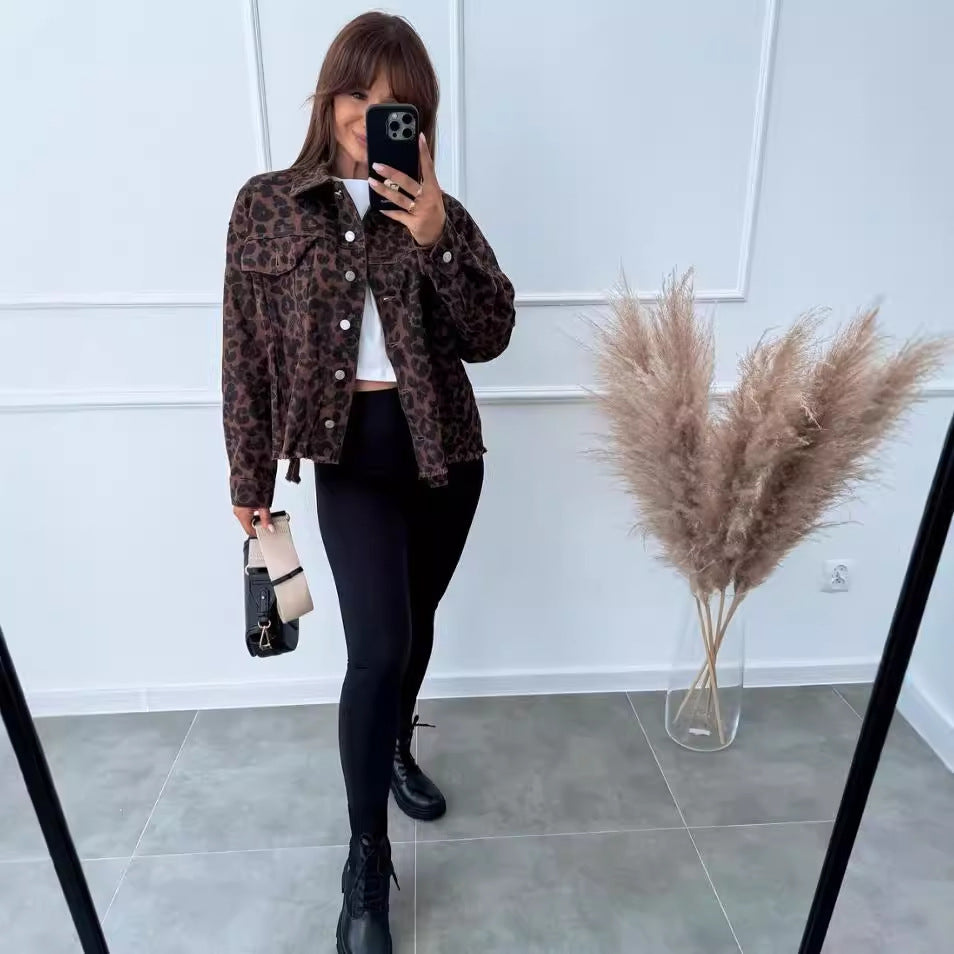 Dame jeansjakke i trendy leopardprint med frynsede afslutninger og to brystlommer Stilla