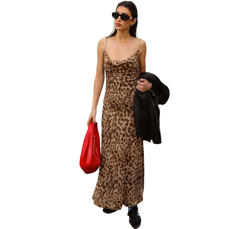 Dame maxi kjole med elegant leopardmønster og smalle stropper Skovae
