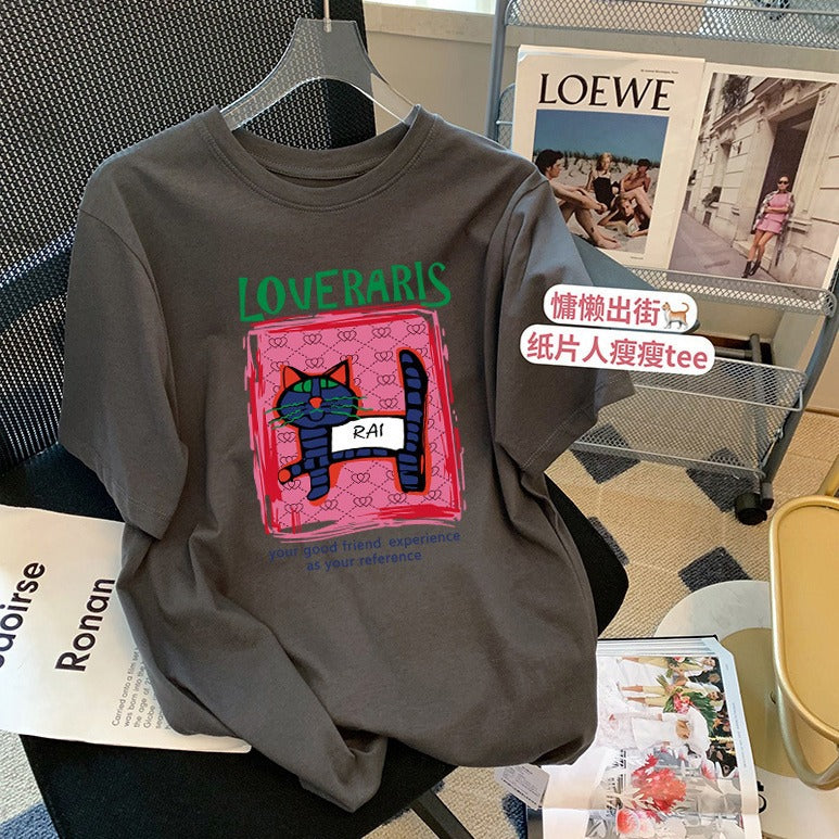 Dame T-shirt med kreativ kattemotiv og moderne tryk Stilla