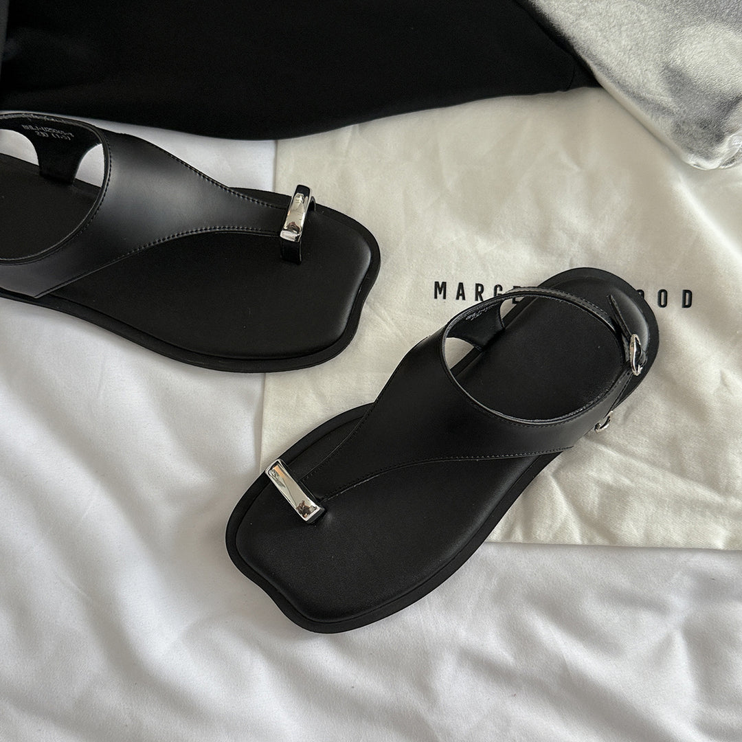 Femme Sleek T-Riemen Slide Sandaler med metallisk spænde Stilla