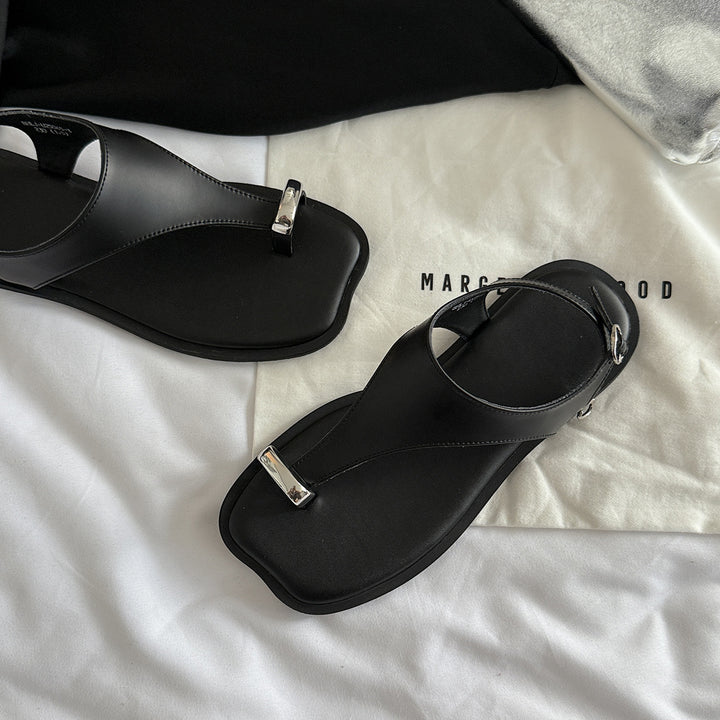 Femme Sleek T-Riemen Slide Sandaler med metallisk spænde Stilla