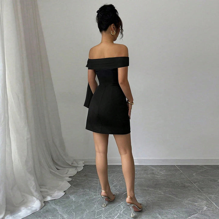 Kvinders minikjole med off-shoulder design og elegant sløjfelukning Stilla