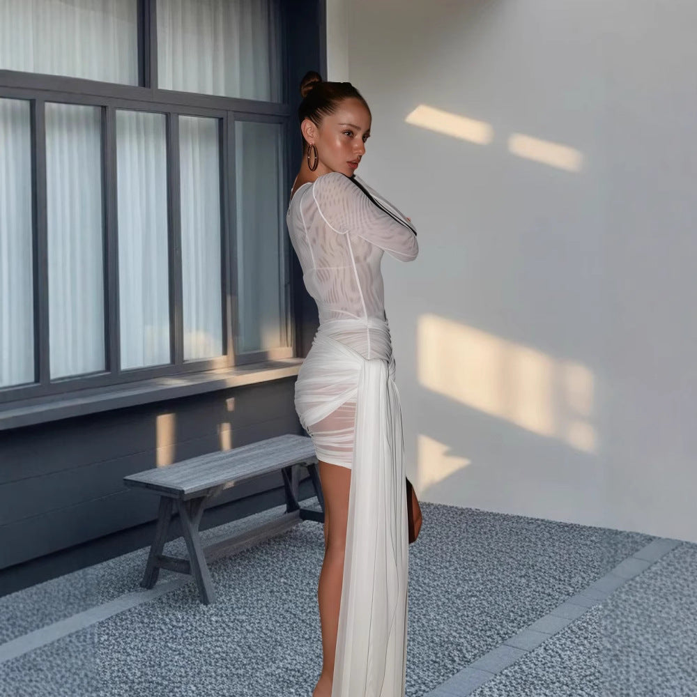 Dame Elegant langærmet minimal kjole med transparente indsatser og asymmetrisk kant Stilla