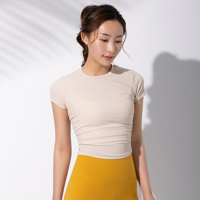 Dame sporty kortærmet crop-top med fashionable rynkeelementer og elastisk pasform Stilla