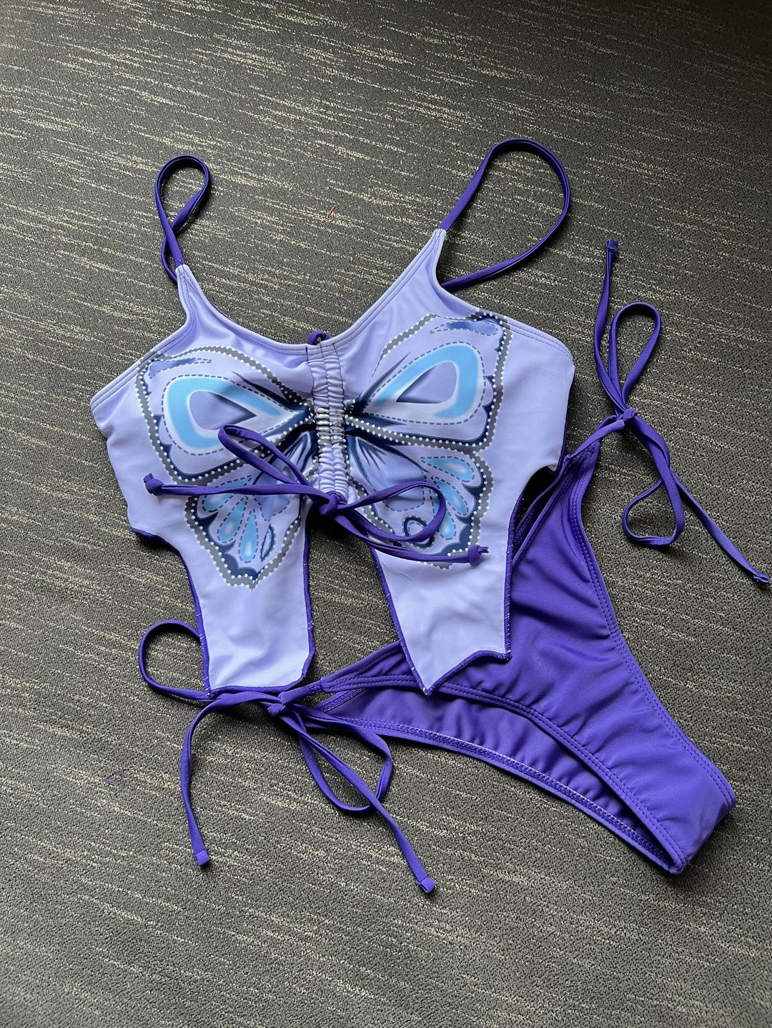 Dame bikini med legende sommerfugledesign og dyb udskæring Stilla
