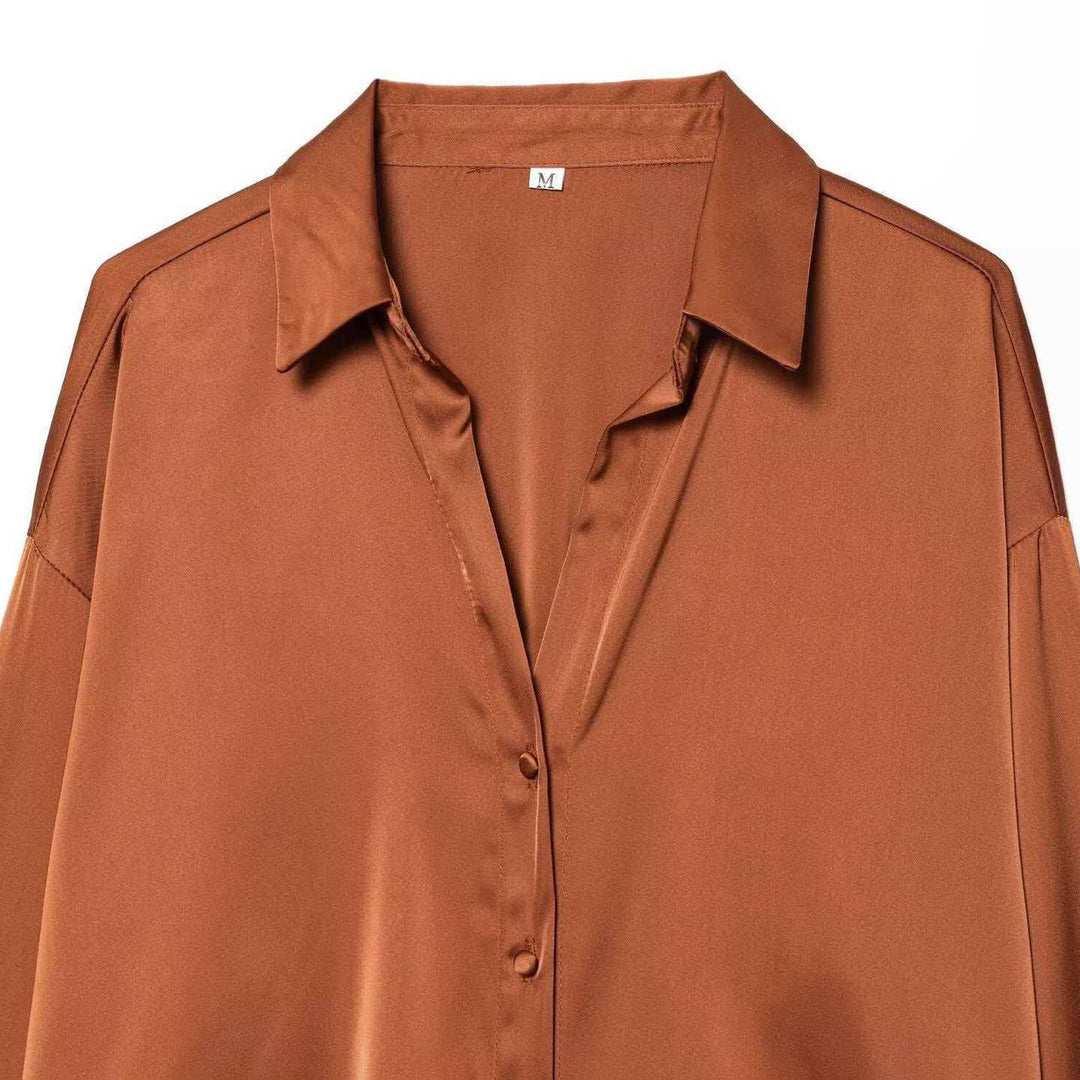 Kvinders satinbluse med elegante fjerdekorationer Stilla