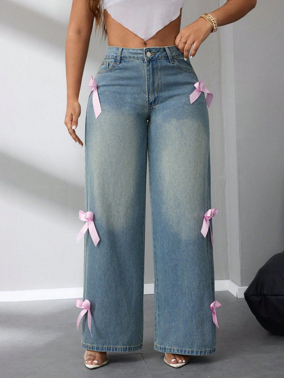 Kvinders brede højtaljede jeans med dekorative bueapplikationer Stilla