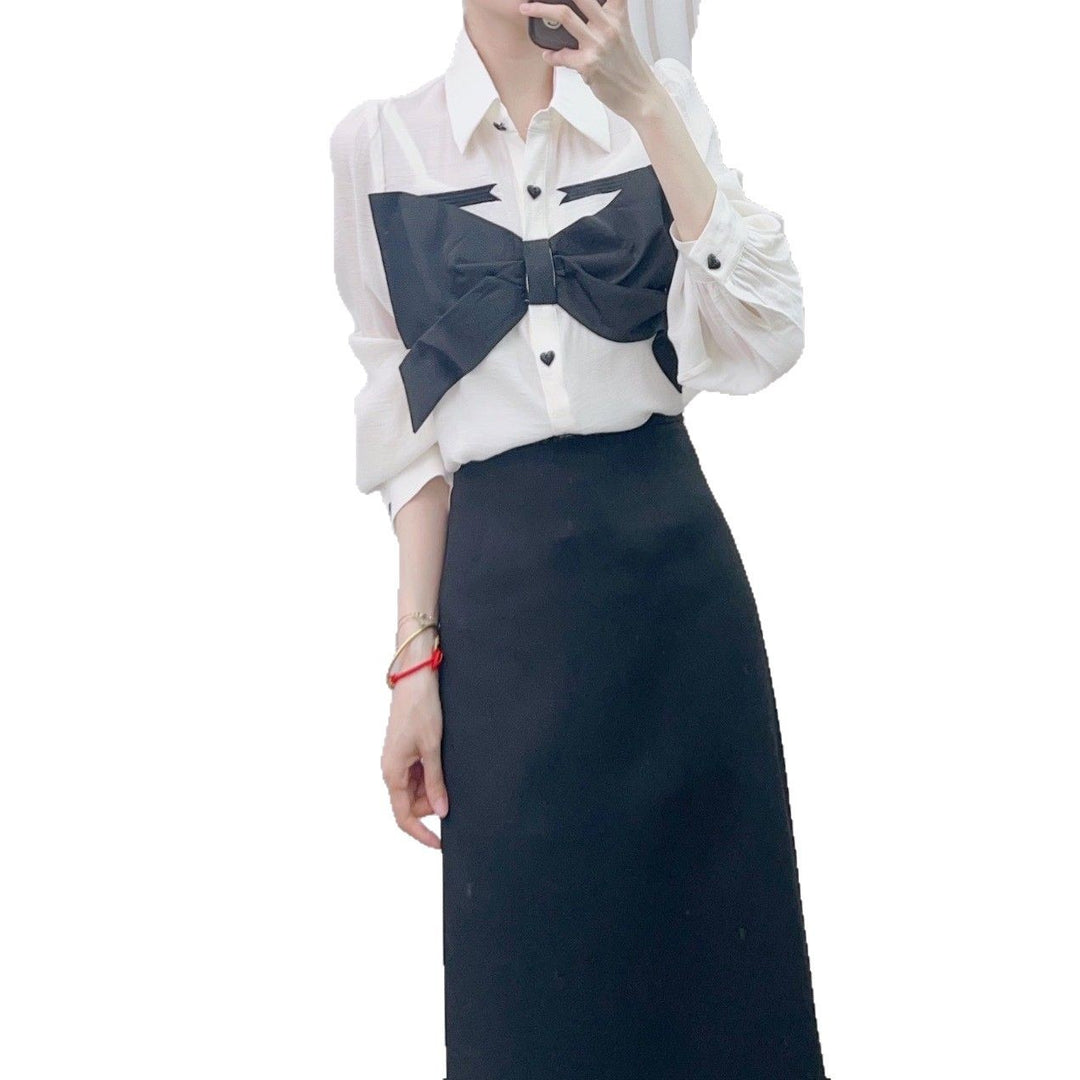 Damebluse med dekorativt slips-design og elegante hjerteknapper Stilla