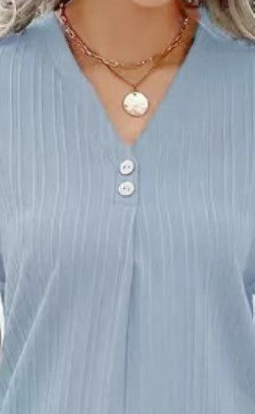 Damer V-hals Bluse med Fine Striber og Knap Detaljer Stilla