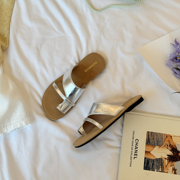 Femme Strappy Slide Sandaler med metalliske accenter Stilla
