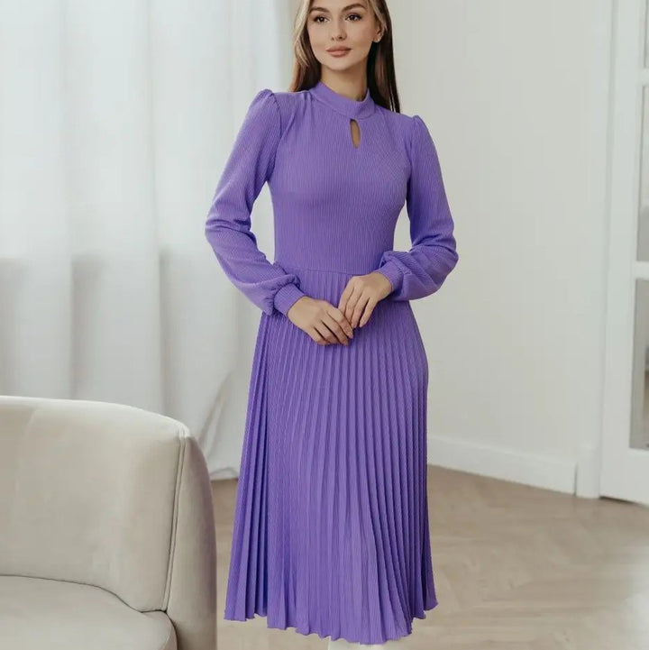 Dame elegant midi kjole med plissédetaljer og høj hals Stilla