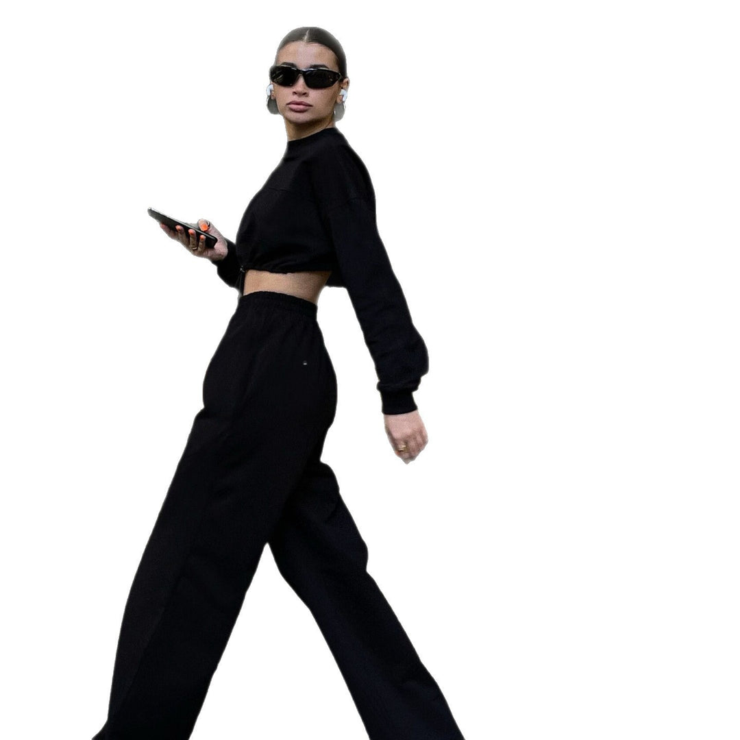 Kvinders stilfulde kombinationssæt lavet af cropped top og brede bukser med elastisk talje.