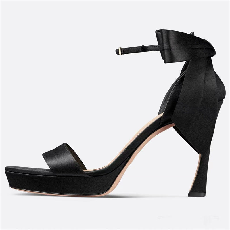 Femme High-Platform Satin- hæl sandaler med dekorativ bånd-detalje Stilla