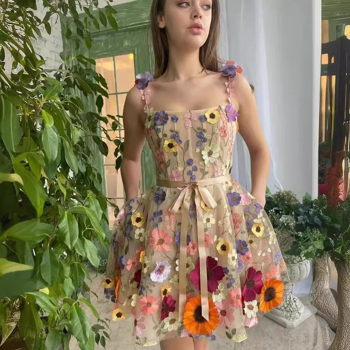 Damer Elegante Blomsterbroderikjole med svingende nederdel og tætsiddende bælte Stilla