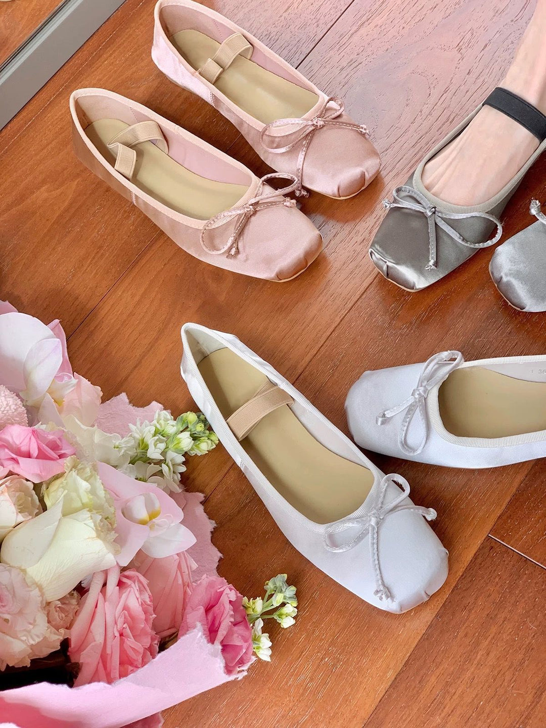 Dame ballerinas med elastiske remme og moderne sløjfeaccent Stilla