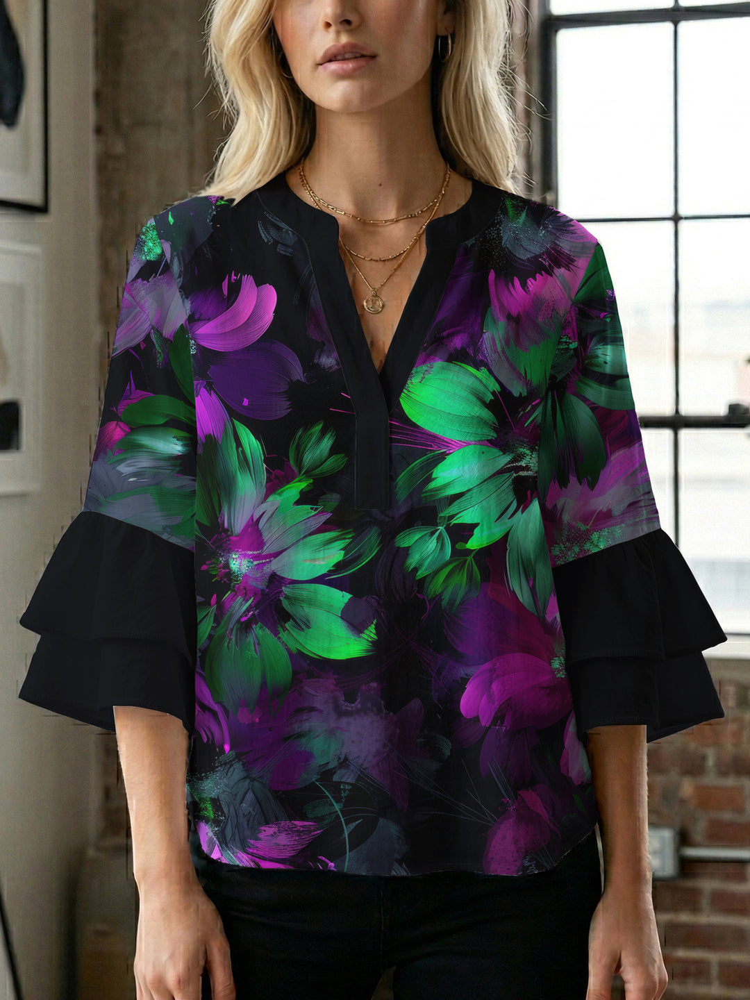 Damebluse med voluminøse flæseærmer og blomstermønster Skovae