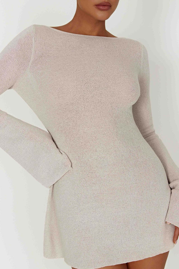 Dame strikkjole med off-shoulder design og elegante ærmer Stilla