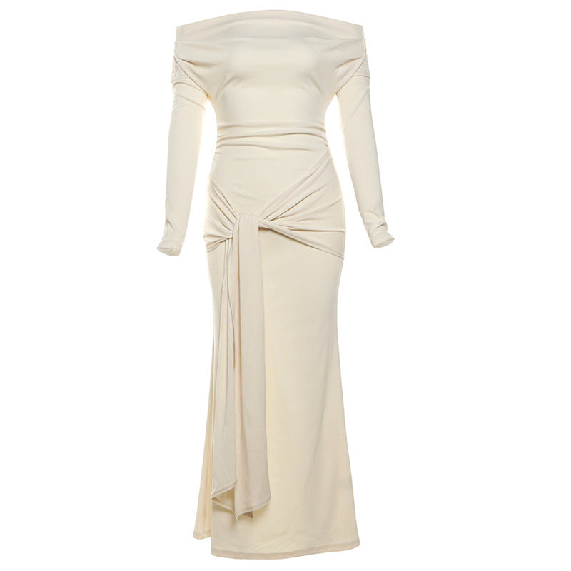 Dame elegant maxikjole med off-shoulder design og raffineret indpakningseffekt Stilla