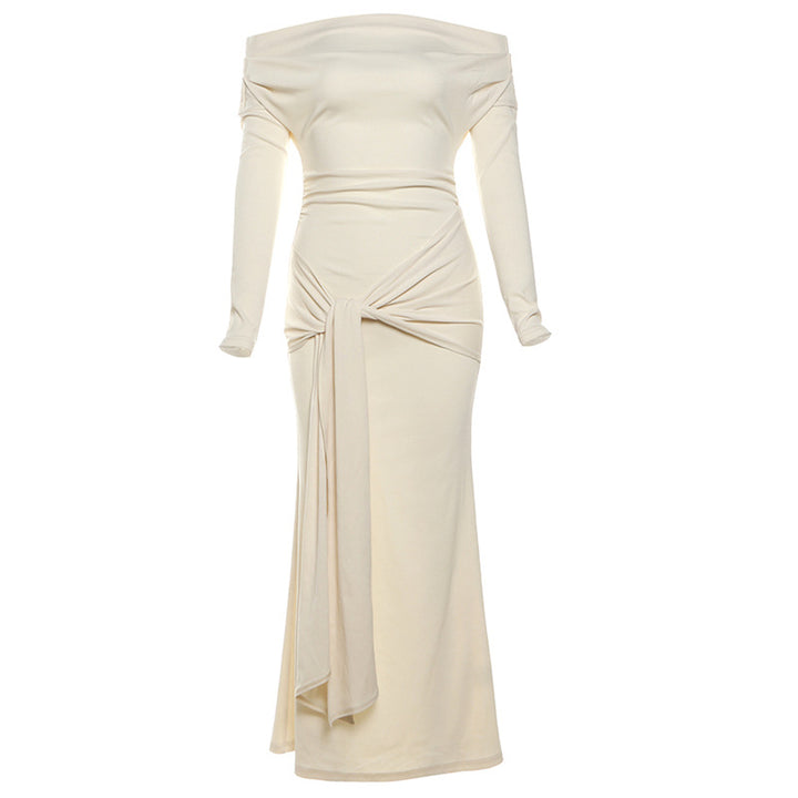 Dame elegant maxikjole med off-shoulder design og raffineret indpakningseffekt Stilla
