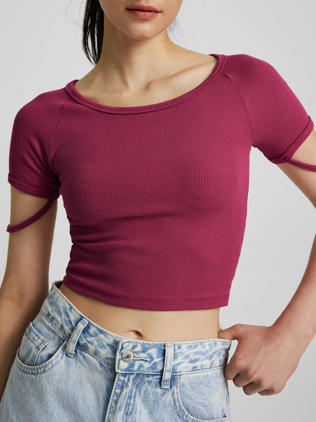 Dame kortærmet tætsiddende crop-top med rund halsudskæring Skovae