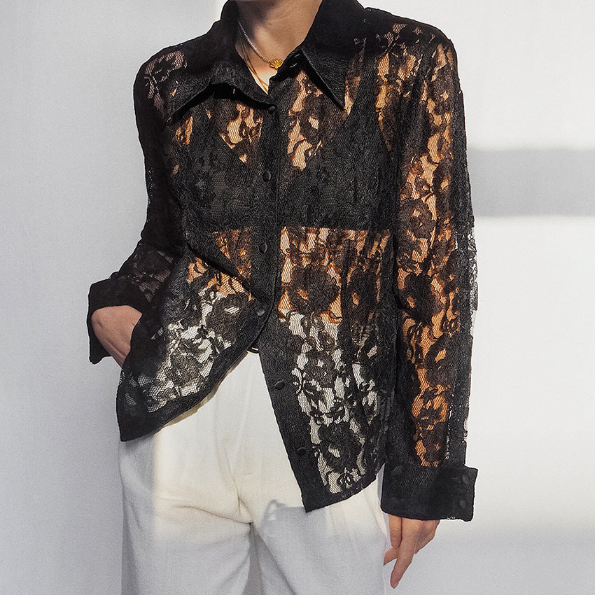 Damens spidsbluse med transparente flæser og elegante detaljer Stilla