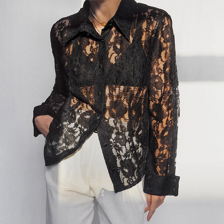 Damens spidsbluse med transparente flæser og elegante detaljer Stilla