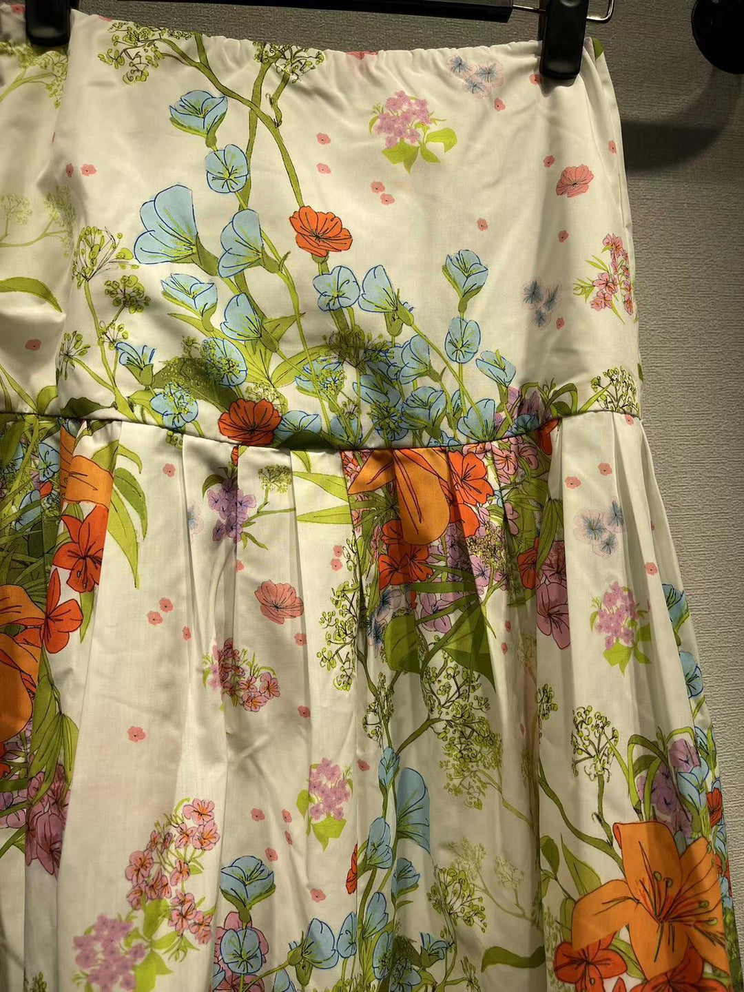 Dame maxiskørt med farverigt blomstermønster og elegant flydende snit Stilla