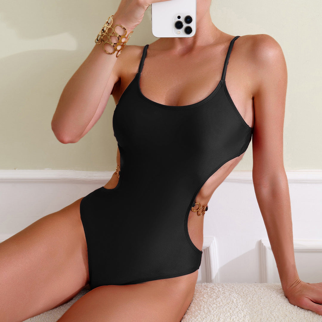 Dame en-delt badedragt med moderigtige cut-out-detaljer og gyldne accenter Stilla