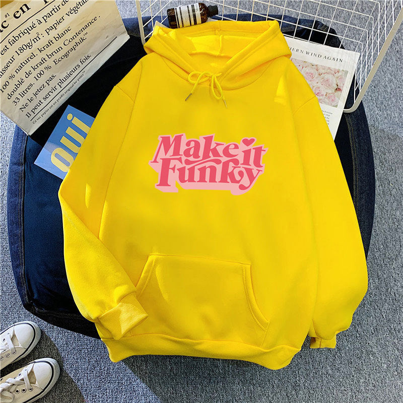 Damehoodie med iøjnefaldende bogstaver Skovae