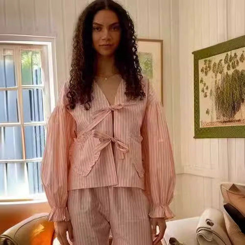 Dame pyjamassæt med flæsedetaljer og hjerter Stilla