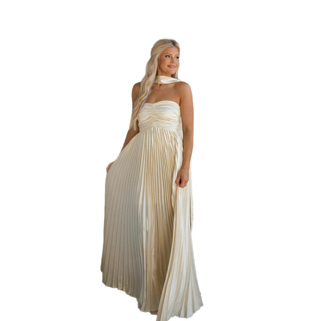 Kvinders langærmet maxikjole med elegant plisseret skørt og off-shoulder silhuet