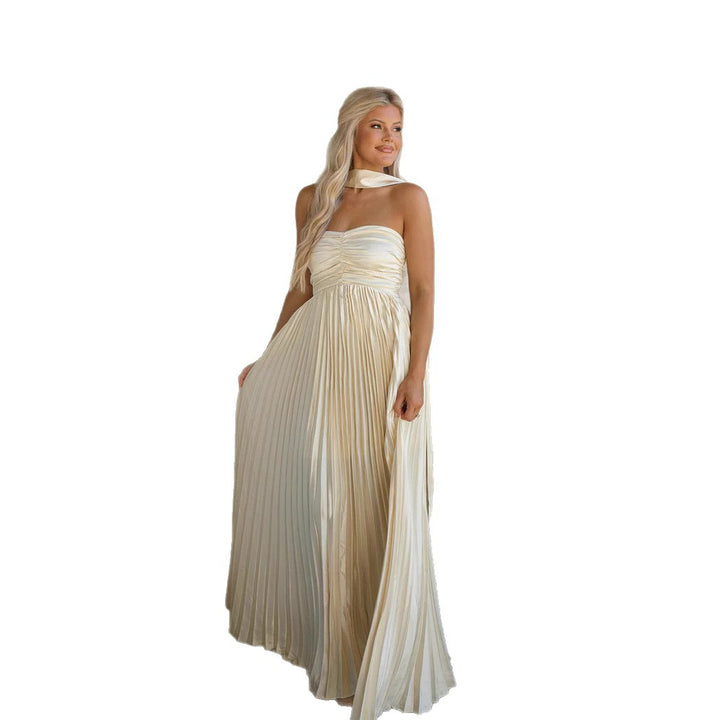 Kvinders langærmet maxikjole med elegant plisseret skørt og off-shoulder silhuet