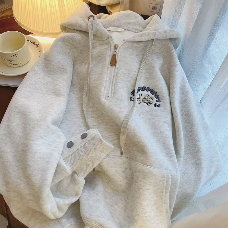 Dame hyggelig hættepullover med halv høj lynlås og kreativt motiv Stilla